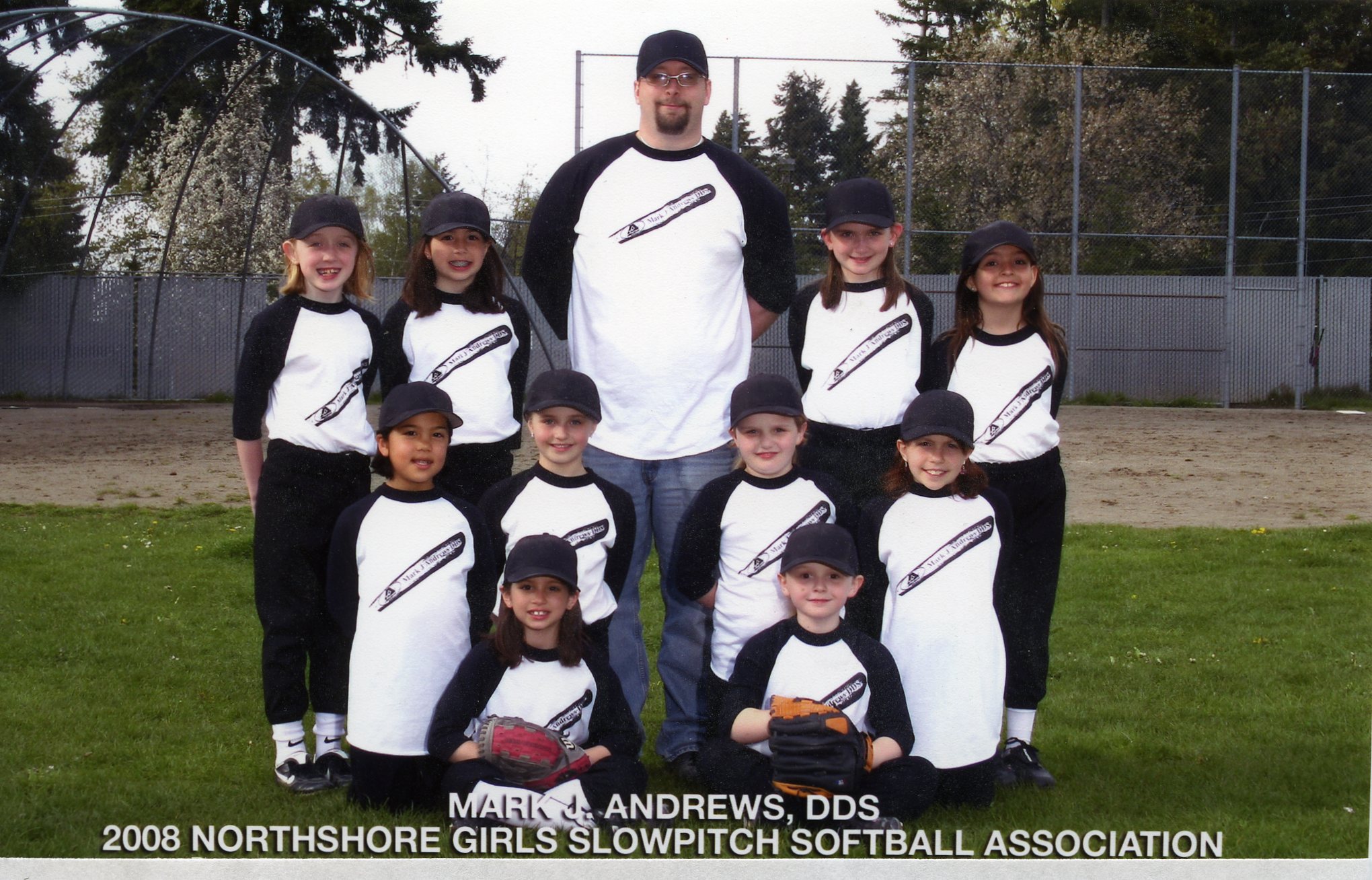 Kirkland/Bothell dentist Dr. Andrews sponsors softball team